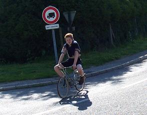 Jean-Marie sur un vélo trop ... petit :) Jean-Marie sur un vélo trop ... petit :)
