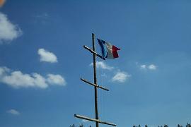 Le drapeau Franais flotte en haut du mat