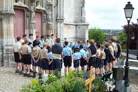 Le groupe III Rouen devant l'glise de Villequiers.