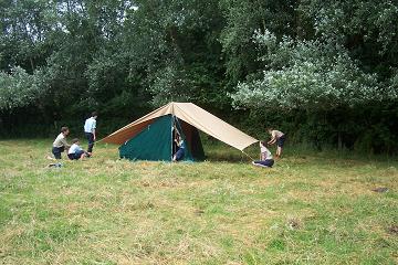 Les scouts aident les louveteaux